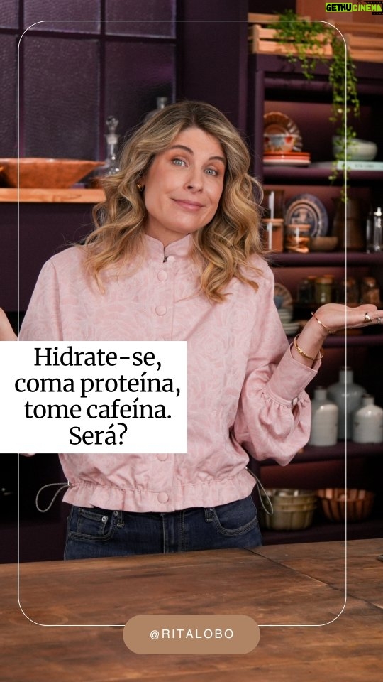 Rita Lobo - 126K Likes - Você chama carne de proteína? Então não pode perder esse vídeo. Já salva e manda para todo mundo na família. 

Chamar a comida pelo macronutriente estimula o consumo de ultraprocessados. Se o que você busca é a proteína, tanto faz se está comendo carne, arroz com feijão (que é fonte de proteína vegetal), um iogurte proteico cheio de adoçante, emulsificante e outros aditivos químicos… Ou mesmo um whey ultraprocessado.

Percebeu? O nutricionismo, ou reducionismo nutricional, reduz o alimento ao nutriente, e a comida de verdade, variada, feita em casa, perde o espaço na mesa. 

E isso não fica só na proteína. O pão é carbo. O cafezinho virou dose de cafeína.

E o ato de comer, que deveria ser cultural, afetivo, cotidiano, vira só uma transação comercial. 

Os ultraprocessados são formulações industriais, feitas com isolados proteicos, amidos modificados e outras substâncias, que levam aditivos químicos, como corantes, aromatizantes e emulsificantes. Eles passam por tantos processos industriais que o nosso organismo nem entende mais como alimento. 

E isso tá custando caro pra nossa saúde! O consumo de ultraprocessados tá diretamente ligado ao aumento de doenças graves, como obesidade, diabetes tipo 2, doenças cardíacas e até depressão. É por isso que eu sempre digo: coma comida, e não nutrientes. Ai, desculpa, essa frase não é minha, é do Michael Pollan. Beijos!

No Panelinha.com.br tem muitas receitas –sem ultraprocessados– para você fazer em casa. É só correr lá!