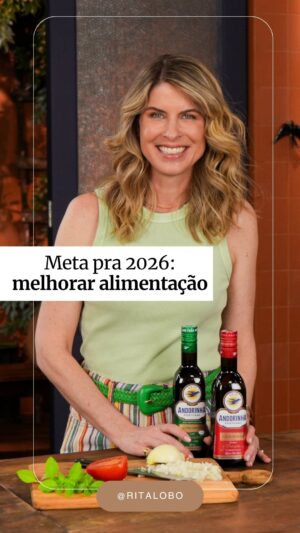 Rita Lobo Instagram - Comida de verdade na mesa não é nostalgia, é o caminho mais saboroso e saudável pra cuidar da sua alimentação e, consequentemente, da sua saúde. 

Se uma das suas metas de ano novo é melhorar a alimentação, vou te dar uma dica prática: se uma das suas metas de ano novo é melhorar a alimentação, bora cozinhar mais. 

E para cozinhar, eu sempre tenho em casa dois tipos de azeite. O azeite extravirgem é ideal pra temperar e finalizar pratos, uma vez que o sabor é mais intenso. E aí vale salada, risoto, massas, ou mesmo aquele fio de azeite no feijão. 

Já o azeite de oliva tem um sabor mais neutro e, por isso, é perfeito pra refogar, assar e usar em métodos de cozimento que envolvam calor. 

Pra te ajudar a começar 2026 cozinhando mais e melhor, os azeites Andorinha e eu preparamos uma seleção de receitas leves e cheias de sabor, que estão no Panelinha.com.br.

Se quiser receber as receitas por DM é só comentar QUERO.

@azeiteandorinha
#AzeiteAndorinha
#ReceitaPanelinha
#Panelinha
#RitaLobo