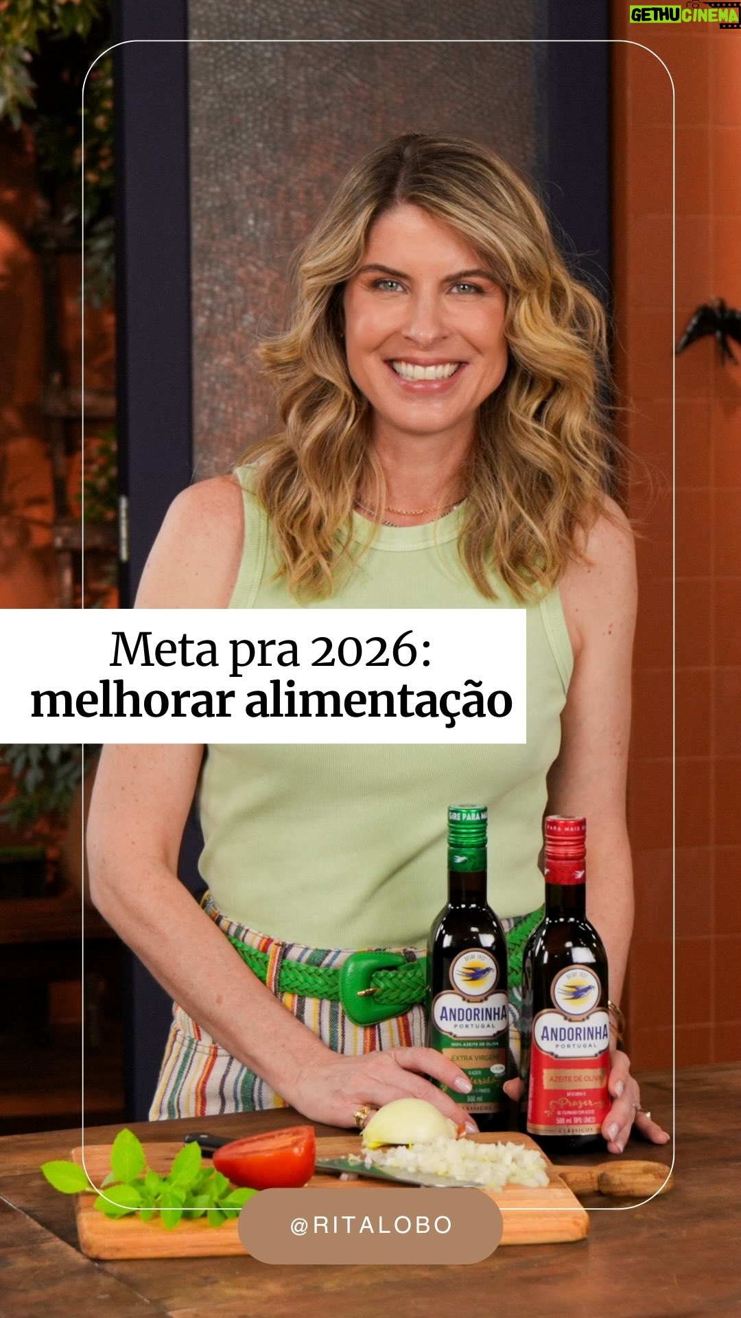 Rita Lobo - 45.8K Likes - Comida de verdade na mesa não é nostalgia, é o caminho mais saboroso e saudável pra cuidar da sua alimentação e, consequentemente, da sua saúde. 

Se uma das suas metas de ano novo é melhorar a alimentação, vou te dar uma dica prática: se uma das suas metas de ano novo é melhorar a alimentação, bora cozinhar mais. 

E para cozinhar, eu sempre tenho em casa dois tipos de azeite. O azeite extravirgem é ideal pra temperar e finalizar pratos, uma vez que o sabor é mais intenso. E aí vale salada, risoto, massas, ou mesmo aquele fio de azeite no feijão. 

Já o azeite de oliva tem um sabor mais neutro e, por isso, é perfeito pra refogar, assar e usar em métodos de cozimento que envolvam calor. 

Pra te ajudar a começar 2026 cozinhando mais e melhor, os azeites Andorinha e eu preparamos uma seleção de receitas leves e cheias de sabor, que estão no Panelinha.com.br.

Se quiser receber as receitas por DM é só comentar QUERO.

@azeiteandorinha
#AzeiteAndorinha
#ReceitaPanelinha
#Panelinha
#RitaLobo