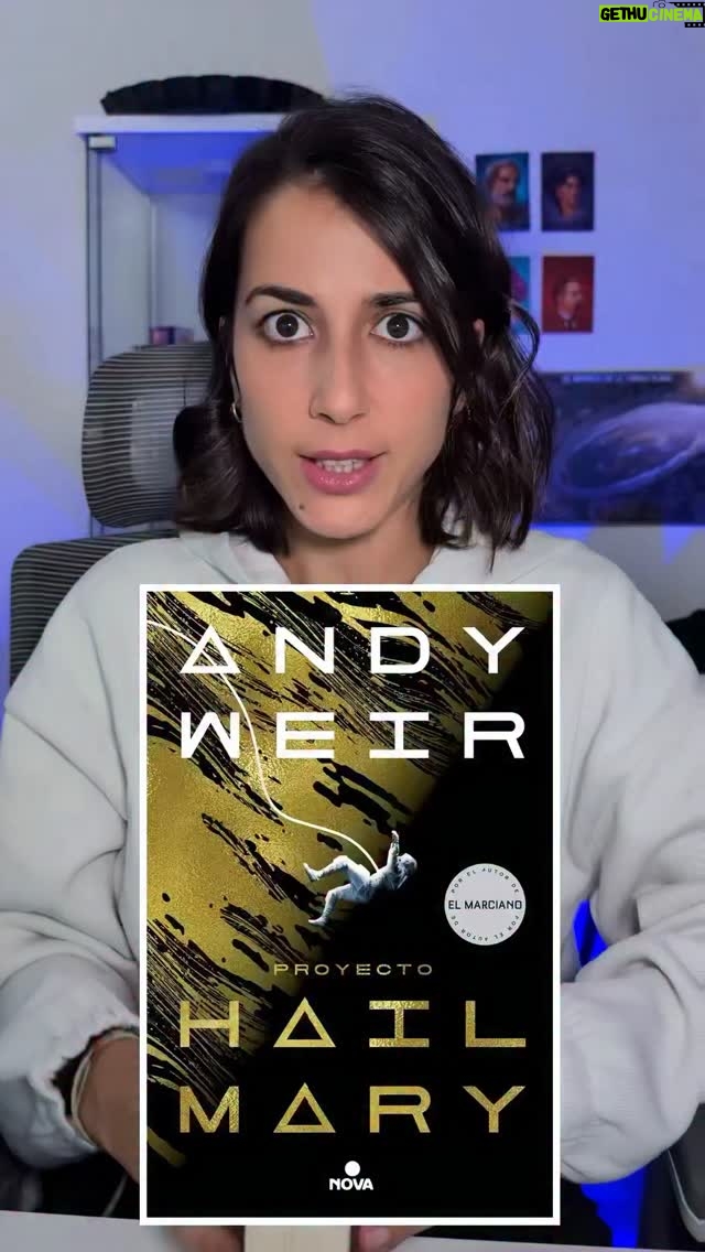 Rocío Vidal - 20.6K Likes - Si tenéis que hacerme caso en algo, es en leeros este libro. Ya me lo agradeceréis. Ciencia, exploración espacial, intriga y humor. Ojalá borrarme la memoria para leerlo por primera vez. Podéis seguirme en @lagatadelibross para más recomendaciones 🙌🏽