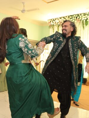 Roopal Tyagi Instagram - My forever dance partner 💃 🕺 🎉
#roonom