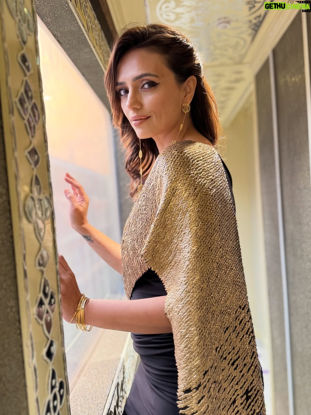 Roshni Chopra - 5.7K Likes - Maharani era 👑✨what do you expect when @nexxusnewyork picks you up in a palace on wheels for the party of the season at city palace Jaipur ! What a night ♥️🙌

Wearing @namratajoshipura  via @twentyvi.brands 💛

Ps - the promend oil resurrection by @nexxusnewyork is basically addictive . There’s no going back ! thank you @lathasunadh for the best discovery 🤗
