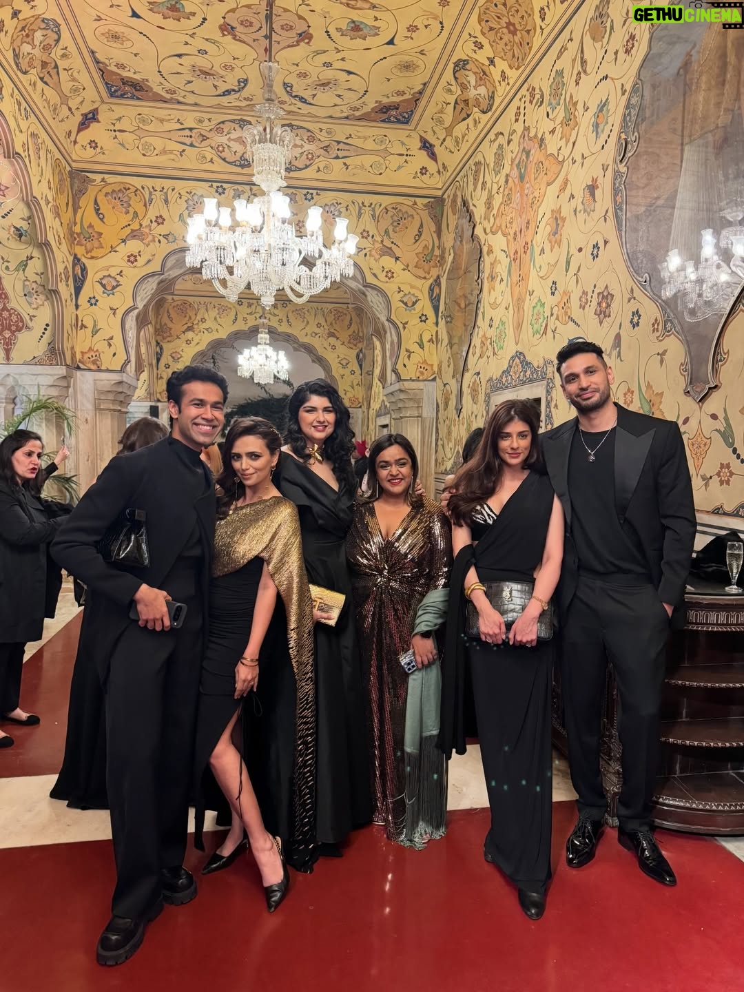 Roshni Chopra - 5.7K Likes - Maharani era 👑✨what do you expect when @nexxusnewyork picks you up in a palace on wheels for the party of the season at city palace Jaipur ! What a night ♥️🙌

Wearing @namratajoshipura  via @twentyvi.brands 💛

Ps - the promend oil resurrection by @nexxusnewyork is basically addictive . There’s no going back ! thank you @lathasunadh for the best discovery 🤗