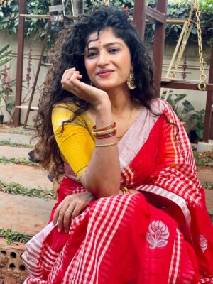 Roshni Prakash Instagram - Sankranthi glow courtesy of the sun. Photo courtesy of Amma. Patience courtesy of my babies. Happy Makara Sankranthi 🤍🌾✨