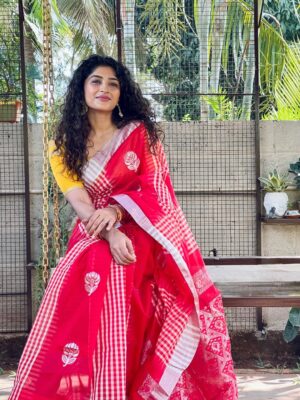Roshni Prakash Instagram - Sankranthi glow courtesy of the sun. Photo courtesy of Amma. Patience courtesy of my babies. Happy Makara Sankranthi 🤍🌾✨