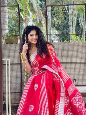 Roshni Prakash Instagram - Sankranthi glow courtesy of the sun. Photo courtesy of Amma. Patience courtesy of my babies. Happy Makara Sankranthi 🤍🌾✨