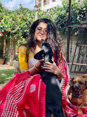 Roshni Prakash Instagram - Sankranthi glow courtesy of the sun. Photo courtesy of Amma. Patience courtesy of my babies. Happy Makara Sankranthi 🤍🌾✨
