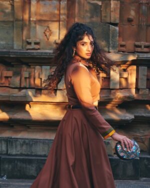 Roshni Prakash Instagram - Dressed up like a warrior now waiting for the call sheet. Universe, you hear me? 🤍

My A team ✨
On camera : @chandunphotography 
Outfit : @itmeshachinaheggar 
Styled : @khushi_jagadisha 
Jewellery : @kashi_jewellery_ 
Clutch : @the_boho.house 

#MARK #markthefilm