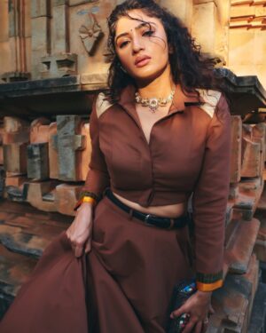Roshni Prakash Instagram - Dressed up like a warrior now waiting for the call sheet. Universe, you hear me? 🤍

My A team ✨
On camera : @chandunphotography 
Outfit : @itmeshachinaheggar 
Styled : @khushi_jagadisha 
Jewellery : @kashi_jewellery_ 
Clutch : @the_boho.house 

#MARK #markthefilm
