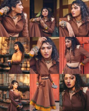 Roshni Prakash Instagram - Dressed up like a warrior now waiting for the call sheet. Universe, you hear me? 🤍

My A team ✨
On camera : @chandunphotography 
Outfit : @itmeshachinaheggar 
Styled : @khushi_jagadisha 
Jewellery : @kashi_jewellery_ 
Clutch : @the_boho.house 

#MARK #markthefilm
