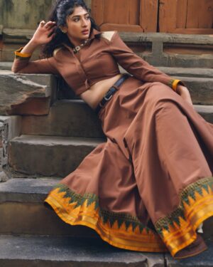 Roshni Prakash Instagram - Dressed up like a warrior now waiting for the call sheet. Universe, you hear me? 🤍

My A team ✨
On camera : @chandunphotography 
Outfit : @itmeshachinaheggar 
Styled : @khushi_jagadisha 
Jewellery : @kashi_jewellery_ 
Clutch : @the_boho.house 

#MARK #markthefilm