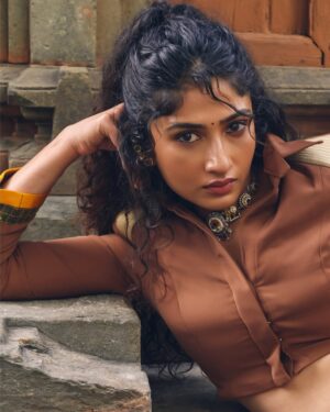 Roshni Prakash Instagram - Dressed up like a warrior now waiting for the call sheet. Universe, you hear me? 🤍

My A team ✨
On camera : @chandunphotography 
Outfit : @itmeshachinaheggar 
Styled : @khushi_jagadisha 
Jewellery : @kashi_jewellery_ 
Clutch : @the_boho.house 

#MARK #markthefilm