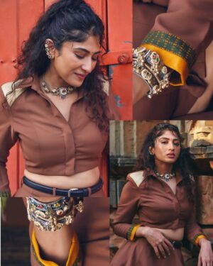 Roshni Prakash Instagram - Dressed up like a warrior now waiting for the call sheet. Universe, you hear me? 🤍

My A team ✨
On camera : @chandunphotography 
Outfit : @itmeshachinaheggar 
Styled : @khushi_jagadisha 
Jewellery : @kashi_jewellery_ 
Clutch : @the_boho.house 

#MARK #markthefilm