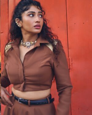 Roshni Prakash Instagram - Dressed up like a warrior now waiting for the call sheet. Universe, you hear me? 🤍

My A team ✨
On camera : @chandunphotography 
Outfit : @itmeshachinaheggar 
Styled : @khushi_jagadisha 
Jewellery : @kashi_jewellery_ 
Clutch : @the_boho.house 

#MARK #markthefilm
