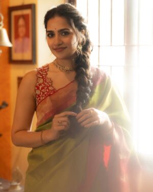 Rukmini Vasanth Instagram - ✨🧡🌱

Styled by - @poojakaranam 
Styling team - @keerthi.madhusudan @stephen_styles_ 
Saree - @avantraofficial 
Jewelry - @tribebyamrapali 
Hair - @chakrapu.madhu 
Makeup - @nikitashak 
Photographer - @sujana.zip
Saree drape artist - @makeoverby_roopakala