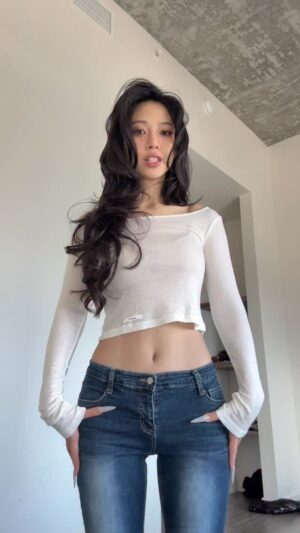 Ryu Won Instagram - 👾boy #fyp 
Top: @letterand.kr 
Jeans: @lewkinofficial