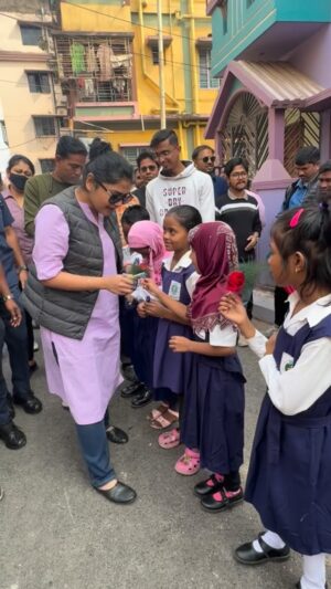 Saayoni Ghosh Instagram - মাননীয়া মুখ্যমন্ত্রী মমতা বন্দ্যোপাধ্যায়ের অনুপ্রেরণায়, রাজ্যের মাননীয় মন্ত্রী শ্রী অরূপ বিশ্বাসের উদ্যোগে এবং আমার তথা আপনাদের যাদবপুরের সাংসদের সাংসদ তহবিলের অর্থানুকূল্যে ১৬ লক্ষ টাকা ব্যয়ে করে টলিগঞ্জ, ১১১নম্বর ওয়ার্ডের মলিনা স্মৃতি শিশু শিক্ষা সদনের পরিকাঠামোগত উন্নয়ন এবং সৌন্দর্যায়ন করা হলো । এই বিদ্যালয়টিকে একটি আদর্শ বিদ্যালয় তথা মডেল স্কুল হিসেবে আধুনিকীকরণ করার ক্ষেত্রে বেশ কিছু সদর্থক এবং কার্যকরী পদক্ষেপ গ্রহণ করা হয়েছে যেমন শ্রেণীকক্ষে কম্পিউটারের ব্যবস্থা, প্রথম থেকে পঞ্চম শ্রেণী পর্যন্ত শিক্ষার্থীদের জন্য ধ্যান কক্ষ, ভিজ্যুয়াল ডিসপ্লে বোর্ডের ব্যবস্থা সহ আরও বেশ কিছু বিষয় চালু করা হয়েছে। এই উদাহরণকে সামনে রেখে আমরা যাদবপুর লোকসভা কেন্দ্রের আরও অনেক গুরুত্বপূর্ণ বিষয়ের উন্নতির জন্য অর্থ ব্যয় এবং তদারকি করতে উৎসাহী এবং প্রতিশ্রুতিবদ্ধ। প্রতিটি অঞ্চলের মানুষের কাছে আমরা কৃতজ্ঞ এবং ভবিষ্যতেও তাঁদের সক্রিয় সহযোগিতা আশা করি।