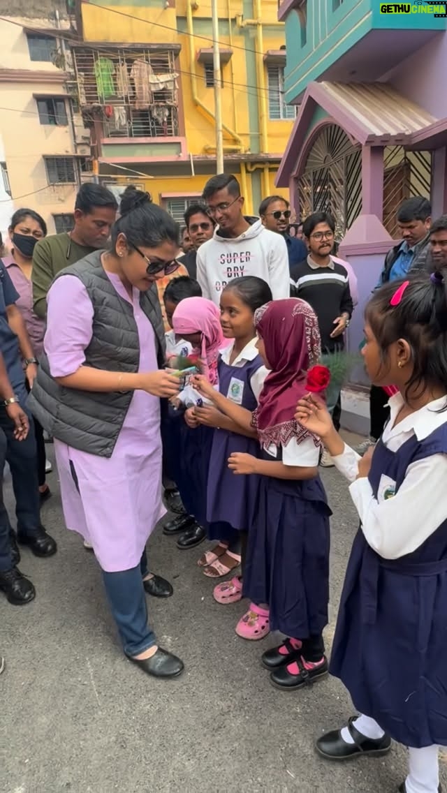 Saayoni Ghosh - 17.5K Likes - মাননীয়া মুখ্যমন্ত্রী মমতা বন্দ্যোপাধ্যায়ের অনুপ্রেরণায়, রাজ্যের মাননীয় মন্ত্রী শ্রী অরূপ বিশ্বাসের উদ্যোগে এবং আমার তথা আপনাদের যাদবপুরের সাংসদের সাংসদ তহবিলের অর্থানুকূল্যে ১৬ লক্ষ টাকা ব্যয়ে করে টলিগঞ্জ, ১১১নম্বর ওয়ার্ডের মলিনা স্মৃতি শিশু শিক্ষা সদনের পরিকাঠামোগত উন্নয়ন এবং সৌন্দর্যায়ন করা হলো । এই বিদ্যালয়টিকে একটি আদর্শ বিদ্যালয় তথা মডেল স্কুল হিসেবে আধুনিকীকরণ করার ক্ষেত্রে বেশ কিছু সদর্থক এবং কার্যকরী পদক্ষেপ গ্রহণ করা হয়েছে যেমন শ্রেণীকক্ষে কম্পিউটারের ব্যবস্থা, প্রথম থেকে পঞ্চম শ্রেণী পর্যন্ত শিক্ষার্থীদের জন্য ধ্যান কক্ষ, ভিজ্যুয়াল ডিসপ্লে বোর্ডের ব্যবস্থা সহ আরও বেশ কিছু বিষয় চালু করা হয়েছে। এই উদাহরণকে সামনে রেখে আমরা যাদবপুর লোকসভা কেন্দ্রের আরও অনেক গুরুত্বপূর্ণ বিষয়ের উন্নতির জন্য অর্থ ব্যয় এবং তদারকি করতে উৎসাহী এবং প্রতিশ্রুতিবদ্ধ। প্রতিটি অঞ্চলের মানুষের কাছে আমরা কৃতজ্ঞ এবং ভবিষ্যতেও তাঁদের সক্রিয় সহযোগিতা আশা করি।
