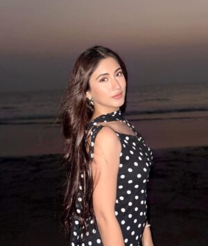 Safa Kabir Instagram - A sunset made of fire and ocean blues.
Exactly where I’m meant to be.