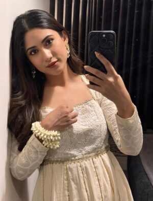 Safa Kabir Instagram - Dumping all my 2025’s mirror shots ☺️
#2025 #mirrorselfie #fun #memories