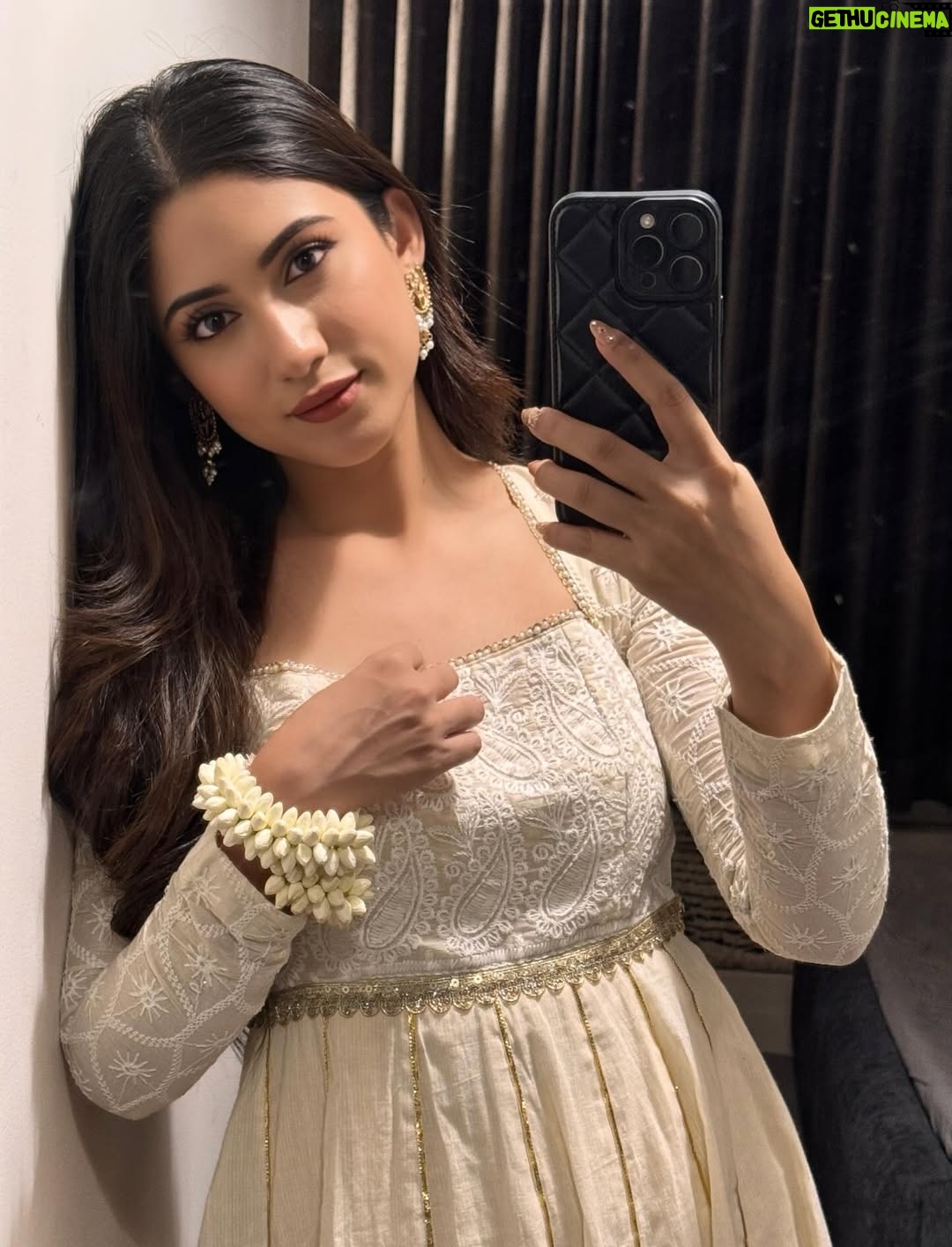 Safa Kabir - 42K Likes - Dumping all my 2025’s mirror shots ☺️
#2025 #mirrorselfie #fun #memories