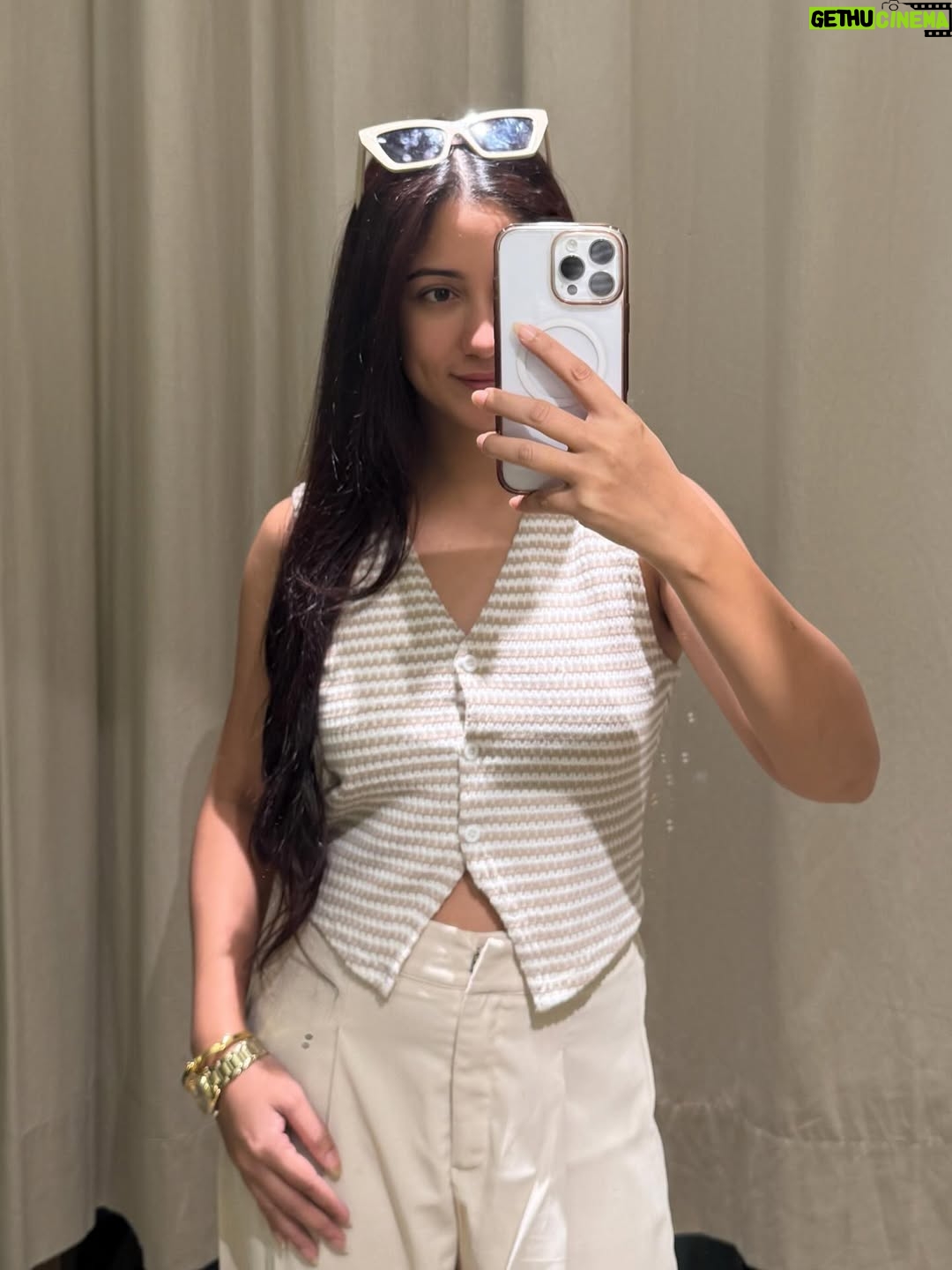 Safa Kabir - 42K Likes - Dumping all my 2025’s mirror shots ☺️
#2025 #mirrorselfie #fun #memories