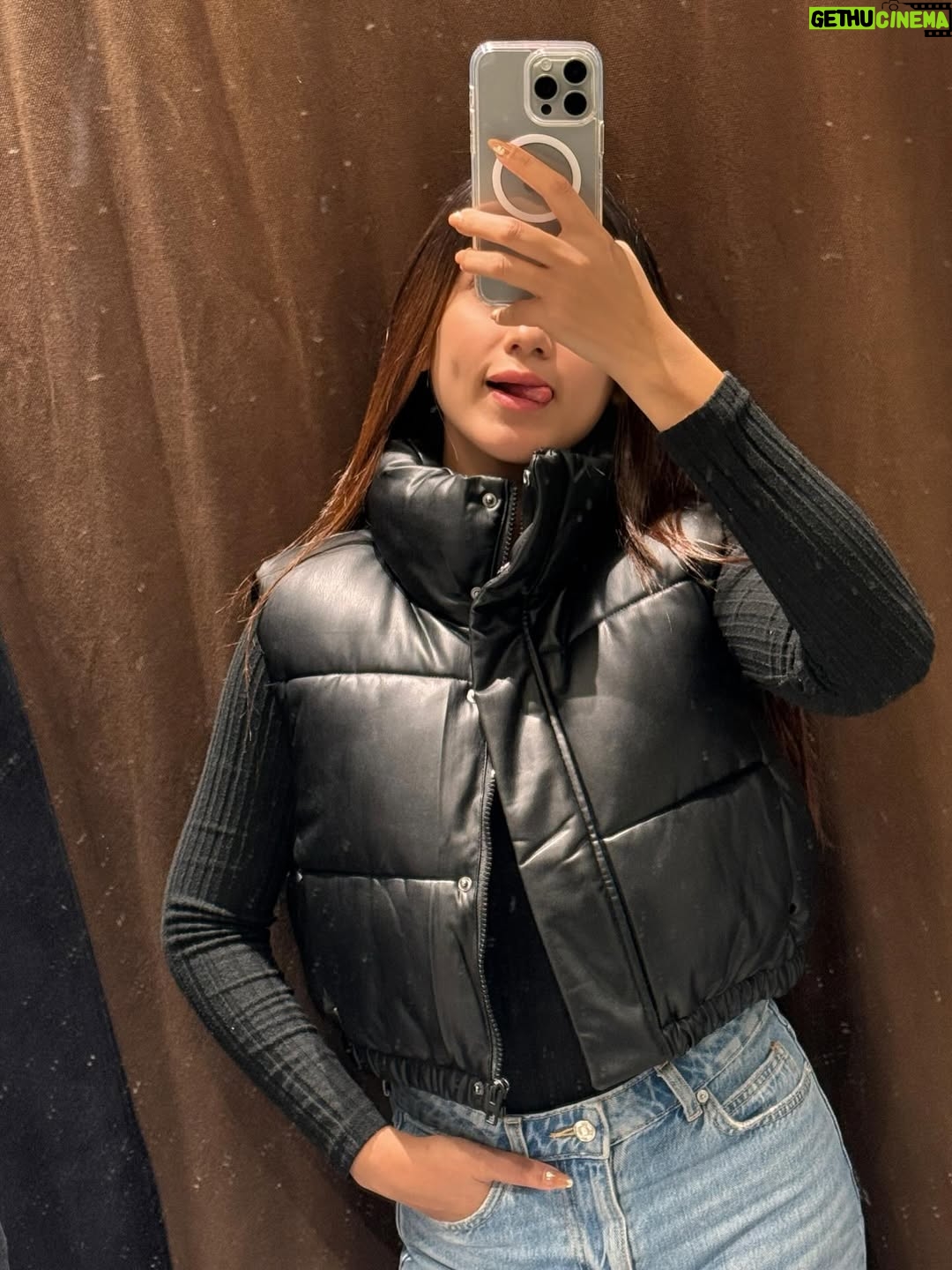 Safa Kabir - 42K Likes - Dumping all my 2025’s mirror shots ☺️
#2025 #mirrorselfie #fun #memories