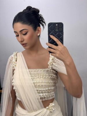 Safa Kabir Instagram - Dumping all my 2025’s mirror shots ☺️
#2025 #mirrorselfie #fun #memories