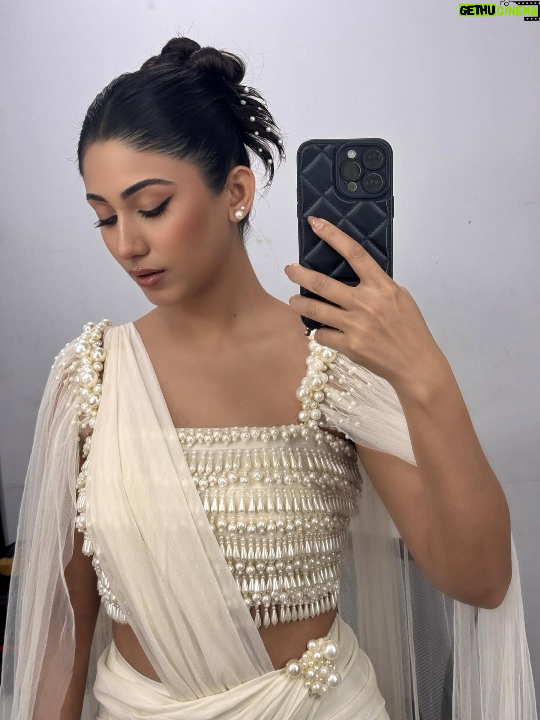 Safa Kabir - 42K Likes - Dumping all my 2025’s mirror shots ☺️
#2025 #mirrorselfie #fun #memories