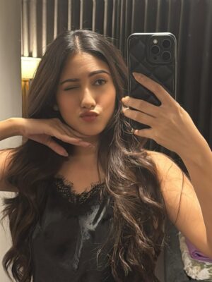 Safa Kabir Instagram - Dumping all my 2025’s mirror shots ☺️
#2025 #mirrorselfie #fun #memories