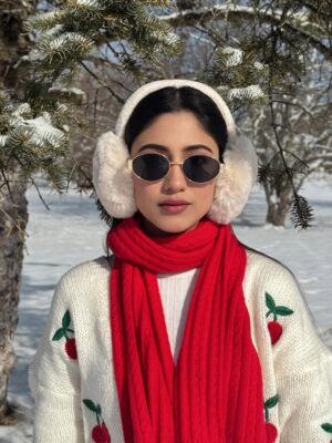 Safa Kabir Instagram - Today’s cold in Dhaka reminds me of my time in Albany and my first snow experience . It was freezing, but everything looked like crystal white magic. That memory from 2025 will always stay in my heart, and I hope to return to Albany someday to experience it again.
#winter #winterdhaka2025 #coldestday #firstsnowexperience❄️ #albany
