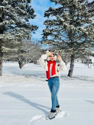 Safa Kabir Instagram - Today’s cold in Dhaka reminds me of my time in Albany and my first snow experience . It was freezing, but everything looked like crystal white magic. That memory from 2025 will always stay in my heart, and I hope to return to Albany someday to experience it again.
#winter #winterdhaka2025 #coldestday #firstsnowexperience❄️ #albany