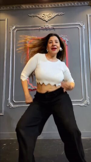 Sambhavna Seth Instagram - When your Teacher joins you in the End😁
Dc- @itzz_khushiiii 

🎥- @power_mine_ 
#dance
#oldsong
#choreography 
#thekingdancestudio