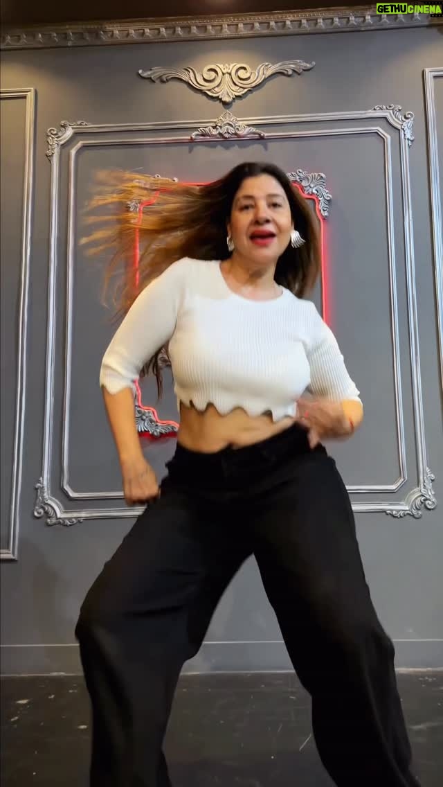 Sambhavna Seth - 143.8K Likes - When your Teacher joins you in the End😁
Dc- @itzz_khushiiii 

🎥- @power_mine_ 
#dance
#oldsong
#choreography 
#thekingdancestudio