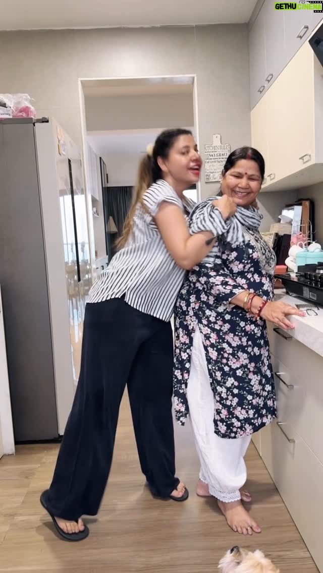 Sambhavna Seth - 85K Likes - Ghar mei Saas Sasur Ho toh kuch alag Hona chahiye😁
POV: kitni kharaab hai
Saas sasur ko Dominate karti hai🤣