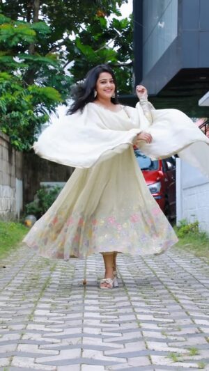 Samskruthy Shenoy Instagram - Unnodu vazhatha vaazhvenna vaazhvu ❤️

Thank you @swaasa_fashion ❤️
VC - @pixelpoet_alan 

#trendingreels #samskruthy #samskruthyshenoy #loveyourself