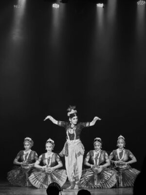 Sanskruti Balgude Instagram - If you want to see this magic go for the colourful one. It’s Beautiful. Amazing show Directed by @sanskruti_balgude_official 😀💃🏻
Superb Lighting and Performance 👌🏻
Co-Produce by @kedar_juris05 🤩
.
I shot this in black and white. 
Shot on IPhone @apple 😉
#Dance #Lights #krishnalovers❤️ #sanskrutibalgude