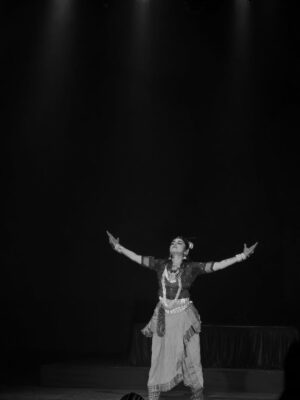 Sanskruti Balgude Instagram - If you want to see this magic go for the colourful one. It’s Beautiful. Amazing show Directed by @sanskruti_balgude_official 😀💃🏻
Superb Lighting and Performance 👌🏻
Co-Produce by @kedar_juris05 🤩
.
I shot this in black and white. 
Shot on IPhone @apple 😉
#Dance #Lights #krishnalovers❤️ #sanskrutibalgude