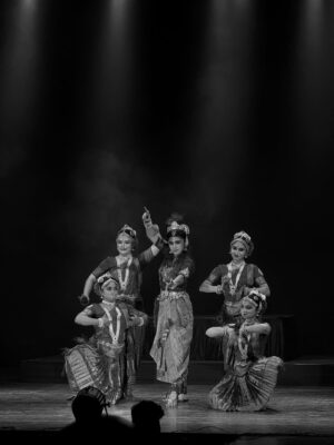 Sanskruti Balgude Instagram - If you want to see this magic go for the colourful one. It’s Beautiful. Amazing show Directed by @sanskruti_balgude_official 😀💃🏻
Superb Lighting and Performance 👌🏻
Co-Produce by @kedar_juris05 🤩
.
I shot this in black and white. 
Shot on IPhone @apple 😉
#Dance #Lights #krishnalovers❤️ #sanskrutibalgude