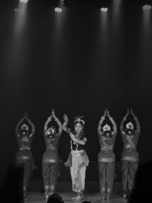 Sanskruti Balgude Instagram - If you want to see this magic go for the colourful one. It’s Beautiful. Amazing show Directed by @sanskruti_balgude_official 😀💃🏻
Superb Lighting and Performance 👌🏻
Co-Produce by @kedar_juris05 🤩
.
I shot this in black and white. 
Shot on IPhone @apple 😉
#Dance #Lights #krishnalovers❤️ #sanskrutibalgude