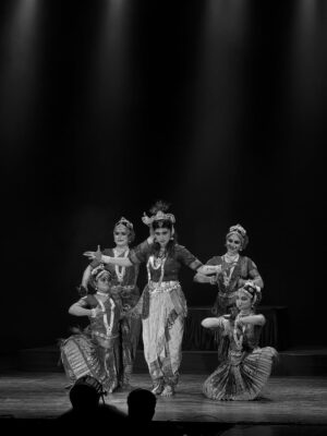 Sanskruti Balgude Instagram - If you want to see this magic go for the colourful one. It’s Beautiful. Amazing show Directed by @sanskruti_balgude_official 😀💃🏻
Superb Lighting and Performance 👌🏻
Co-Produce by @kedar_juris05 🤩
.
I shot this in black and white. 
Shot on IPhone @apple 😉
#Dance #Lights #krishnalovers❤️ #sanskrutibalgude