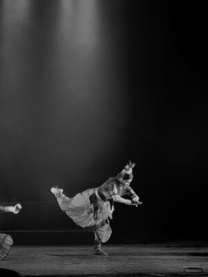 Sanskruti Balgude Instagram - If you want to see this magic go for the colourful one. It’s Beautiful. Amazing show Directed by @sanskruti_balgude_official 😀💃🏻
Superb Lighting and Performance 👌🏻
Co-Produce by @kedar_juris05 🤩
.
I shot this in black and white. 
Shot on IPhone @apple 😉
#Dance #Lights #krishnalovers❤️ #sanskrutibalgude