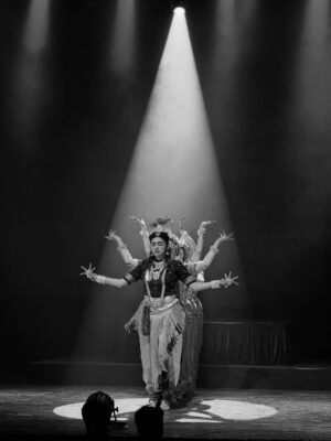 Sanskruti Balgude Instagram - If you want to see this magic go for the colourful one. It’s Beautiful. Amazing show Directed by @sanskruti_balgude_official 😀💃🏻
Superb Lighting and Performance 👌🏻
Co-Produce by @kedar_juris05 🤩
.
I shot this in black and white. 
Shot on IPhone @apple 😉
#Dance #Lights #krishnalovers❤️ #sanskrutibalgude