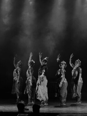 Sanskruti Balgude Instagram - If you want to see this magic go for the colourful one. It’s Beautiful. Amazing show Directed by @sanskruti_balgude_official 😀💃🏻
Superb Lighting and Performance 👌🏻
Co-Produce by @kedar_juris05 🤩
.
I shot this in black and white. 
Shot on IPhone @apple 😉
#Dance #Lights #krishnalovers❤️ #sanskrutibalgude
