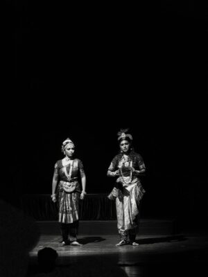 Sanskruti Balgude Instagram - If you want to see this magic go for the colourful one. It’s Beautiful. Amazing show Directed by @sanskruti_balgude_official 😀💃🏻
Superb Lighting and Performance 👌🏻
Co-Produce by @kedar_juris05 🤩
.
I shot this in black and white. 
Shot on IPhone @apple 😉
#Dance #Lights #krishnalovers❤️ #sanskrutibalgude