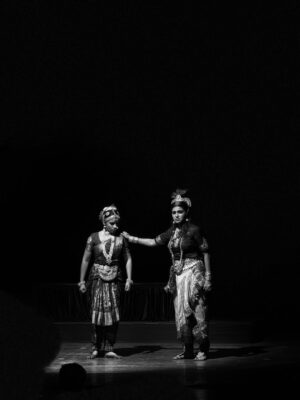 Sanskruti Balgude Instagram - If you want to see this magic go for the colourful one. It’s Beautiful. Amazing show Directed by @sanskruti_balgude_official 😀💃🏻
Superb Lighting and Performance 👌🏻
Co-Produce by @kedar_juris05 🤩
.
I shot this in black and white. 
Shot on IPhone @apple 😉
#Dance #Lights #krishnalovers❤️ #sanskrutibalgude