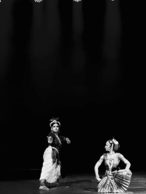 Sanskruti Balgude Instagram - If you want to see this magic go for the colourful one. It’s Beautiful. Amazing show Directed by @sanskruti_balgude_official 😀💃🏻
Superb Lighting and Performance 👌🏻
Co-Produce by @kedar_juris05 🤩
.
I shot this in black and white. 
Shot on IPhone @apple 😉
#Dance #Lights #krishnalovers❤️ #sanskrutibalgude