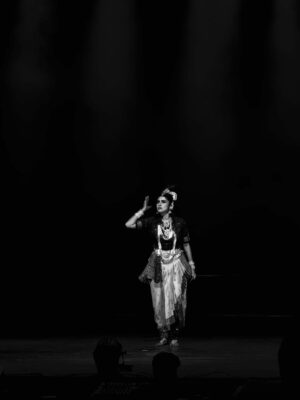Sanskruti Balgude Instagram - If you want to see this magic go for the colourful one. It’s Beautiful. Amazing show Directed by @sanskruti_balgude_official 😀💃🏻
Superb Lighting and Performance 👌🏻
Co-Produce by @kedar_juris05 🤩
.
I shot this in black and white. 
Shot on IPhone @apple 😉
#Dance #Lights #krishnalovers❤️ #sanskrutibalgude