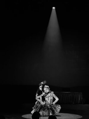 Sanskruti Balgude Instagram - If you want to see this magic go for the colourful one. It’s Beautiful. Amazing show Directed by @sanskruti_balgude_official 😀💃🏻
Superb Lighting and Performance 👌🏻
Co-Produce by @kedar_juris05 🤩
.
I shot this in black and white. 
Shot on IPhone @apple 😉
#Dance #Lights #krishnalovers❤️ #sanskrutibalgude