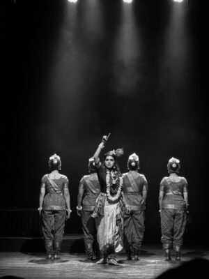 Sanskruti Balgude Instagram - If you want to see this magic go for the colourful one. It’s Beautiful. Amazing show Directed by @sanskruti_balgude_official 😀💃🏻
Superb Lighting and Performance 👌🏻
Co-Produce by @kedar_juris05 🤩
.
I shot this in black and white. 
Shot on IPhone @apple 😉
#Dance #Lights #krishnalovers❤️ #sanskrutibalgude